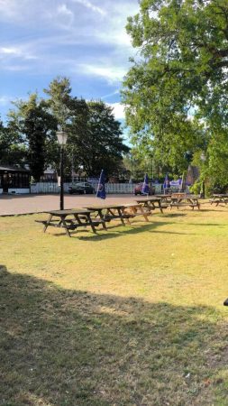 carpark-seating-farmhousepub-norwich
