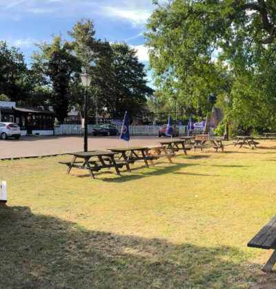 carpark-seating-farmhousepub-norwich